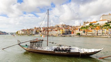 Porto, Portekiz - 21 Haziran 2014: İber Yarımadası'nın en büyük nehirlerinden biri olan Douro nehri üzerindeki tekneler (2157 m)