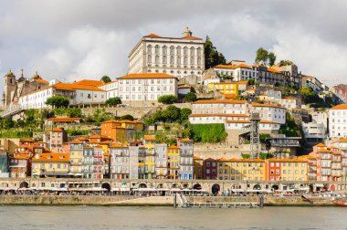 Porto, Portekiz - 21 Haziran 2014: İber Yarımadası'nın en büyük nehirlerinden biri olan Douro Nehri kıyısındaki renkli evler (2157 m)