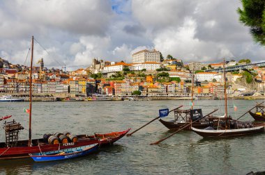 Porto, Portekiz - 21 Haziran 2014: İber Yarımadası'nın en büyük nehirlerinden biri olan Douro nehri üzerindeki tekneler (2157 m)