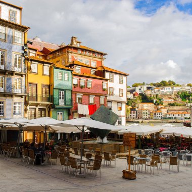 Porto, Portekiz - 21 Haziran 2014: Portekiz'in ikinci büyük şehri olan Porto'nun mimarisi 2001 yılında Avrupa Kültür Başkenti olarak adlandırıldı