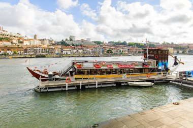 Porto, Portekiz - 21 Haziran 2014: İber Yarımadası'nın en büyük nehirlerinden biri olan Douro nehri üzerindeki tekneler (2157 m)