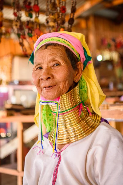 Inle Lake, Myanmar - 30 Ağustos 2016: Tanımlanamayan Birmanyalı kadın yerel yahudi, Inle gölü satıyor. Myanma halkının yüzde 68'i Bamar etnik grubuna mensandı