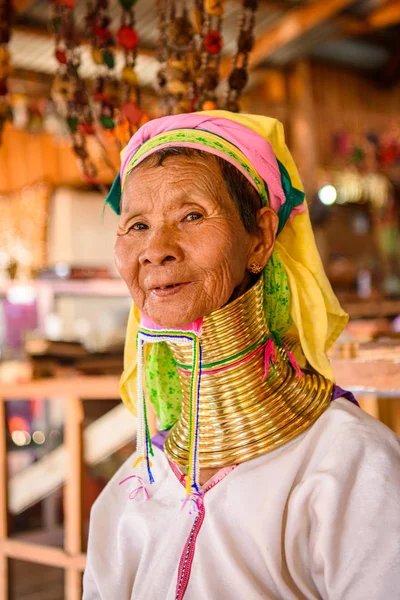 Inle Lake, Myanmar - 30 Ağustos 2016: Tanımlanamayan Birmanyalı kadın yerel yahudi, Inle gölü satıyor. Myanma halkının yüzde 68'i Bamar etnik grubuna mensandı