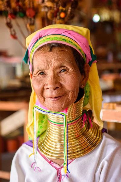 Inle Lake, Myanmar - 30 Ağustos 2016: Tanımlanamayan Birmanyalı kadın yerel yahudi, Inle gölü satıyor. Myanma halkının yüzde 68'i Bamar etnik grubuna mensandı