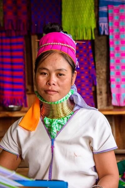 Inle Lake, Myanmar - 30 Ağustos 2016: Tanımlanamayan Birmanyalı kadın yerel yahudi, Inle gölü satıyor. Myanma halkının yüzde 68'i Bamar etnik grubuna mensandı