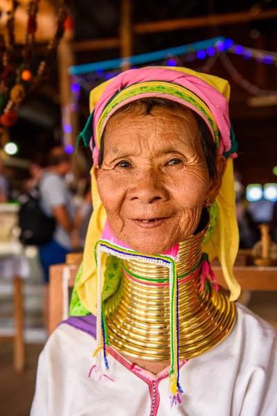 Inle Lake, Myanmar - 30 Ağustos 2016: Tanımlanamayan Birmanyalı kadın yerel yahudi, Inle gölü satıyor. Myanma halkının yüzde 68'i Bamar etnik grubuna mensandı