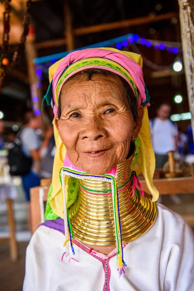 Inle Lake, Myanmar - 30 Ağustos 2016: Tanımlanamayan Birmanyalı kadın yerel yahudi, Inle gölü satıyor. Myanma halkının yüzde 68'i Bamar etnik grubuna mensandı
