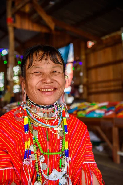 Inle Lake, Myanmar - 30 Ağustos 2016: Tanımlanamayan Birmanyalı kadın yerel yahudi, Inle gölü satıyor. Myanma halkının yüzde 68'i Bamar etnik grubuna mensandı