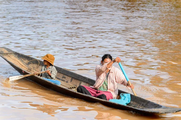 Inle Lake, Myanmar - 30 Ağustos 2016: Tanımlanamayan Birmanyalı çocuk ve bambu tekneannesi Inle Sap üzerinde yelken, Shan Eyaleti Taunggyi İlçesi Nyaungshwe İlçesi'nde bulunan bir tatlı su gölü