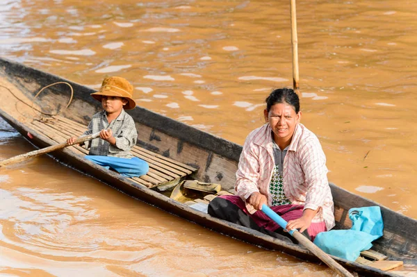 Inle Lake, Myanmar - 30 Ağustos 2016: Tanımlanamayan Birmanyalı çocuk ve bambu tekneannesi Inle Sap üzerinde yelken, Shan Eyaleti Taunggyi İlçesi Nyaungshwe İlçesi'nde bulunan bir tatlı su gölü