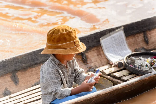 Inle Lake Mianmar Ago 2016 Menino Birmanês Não Identificado Barco — Fotografia de Stock