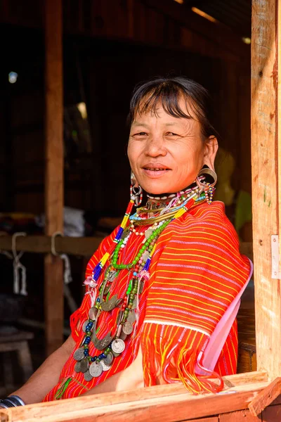 Inle Lake, Myanmar - 30 Ağustos 2016: Tanımlanamayan Birmanyalı kadın yerel boyunsuz, Inle gölü satıyor. Myanma halkının yüzde 68'i Bamar etnik grubuna mensandı