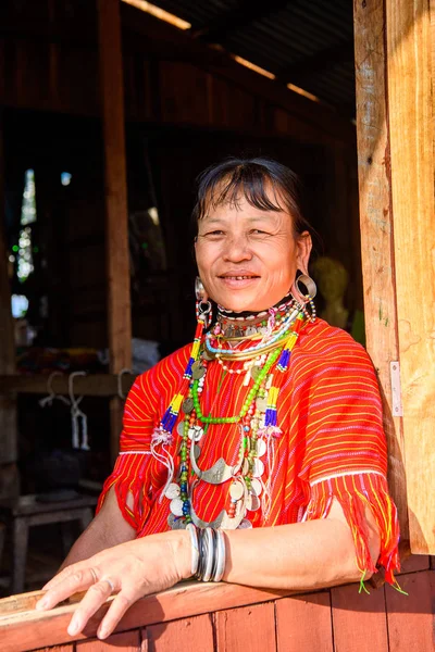 Inle Lake, Myanmar - 30 Ağustos 2016: Tanımlanamayan Birmanyalı kadın yerel boyunsuz, Inle gölü satıyor. Myanma halkının yüzde 68'i Bamar etnik grubuna mensandı