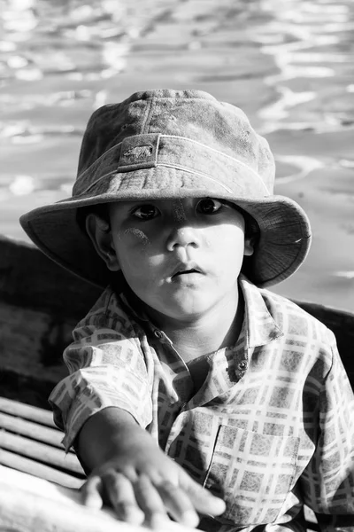 Inle Lake Myanmar Aug 2016 Oidentifierad Burmesisk Pojke Hatt Träbåt — Stockfoto