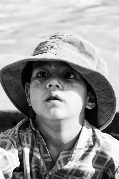 Inle Lake Myanmar Ago 2016 Niño Birmano Identificado Sombrero Barco —  Fotos de Stock