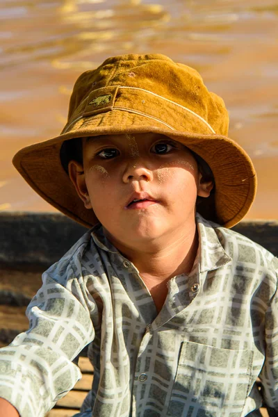 Inle Lake, Myanmar - 30 Ağustos 2016: Ahşap bir teknede şapkalı kimliği belirsiz Birmanyalı çocuk, Inle gölü. Myanma halkının yüzde 68'i Bamar etnik grubuna mensandı