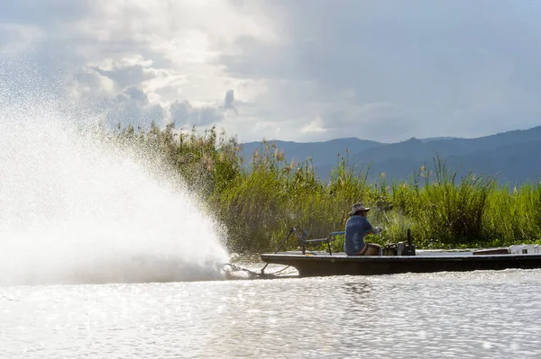 Inle Lake, Myanmar - 30 Ağustos 2016: Myanmar'ın Shan Eyaletinin Taunggyi İlçesi'nin Nyaungshwe İlçesi'nde bulunan bir tatlı su gölü olan Inle Sap'ın üzerinde bambu teknede bulunan tanımlanamayan Birmanyalı adam