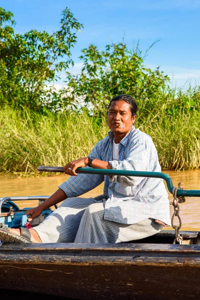 Inle Lake, Myanmar - 30 Ağustos 2016: Ahşap teknede tanımlanamayan Birmanyalı adam, Inle gölü. Myanma halkının yüzde 68'i Bamar etnik grubuna mensandı