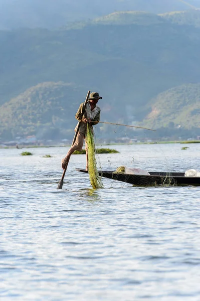 Inle Lake, Myanmar - 30 Ağustos 2016: Özel el yapımı ağı olan bir teknede tanımlanamayan Birmanyalı balıkçı. Bu Myanmar balıkçılık geleneksel yoludur