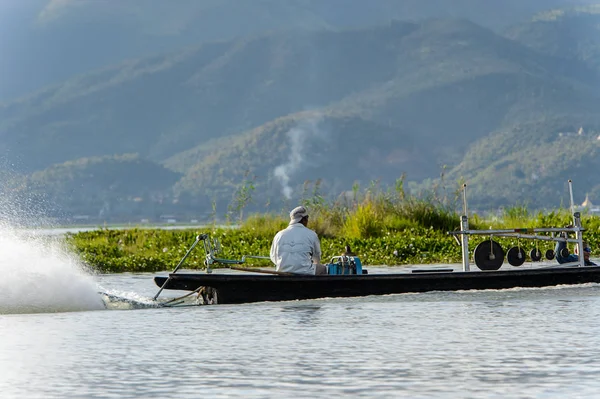 Inle Lake, Myanmar - 30 Ağustos 2016: Kimliği belirsiz Birmanyalılar, Shan Eyaleti'nin Taunggyi İlçesi'nin Nyaungshwe İlçesi'nde bulunan bir tatlı su gölü olan Inle Sap'ın üzerinde yelken açtılar.
