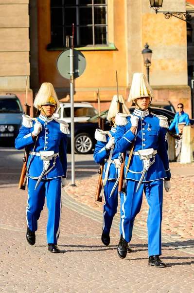 Stockholm, İsveç - 13 Eylül 2016: Stockholm Kraliyet Sarayı yakınlarında nöbet değişimi.