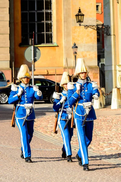 Stockholm, İsveç - 13 Eylül 2016: Stockholm Kraliyet Sarayı yakınlarında nöbet değişimi.