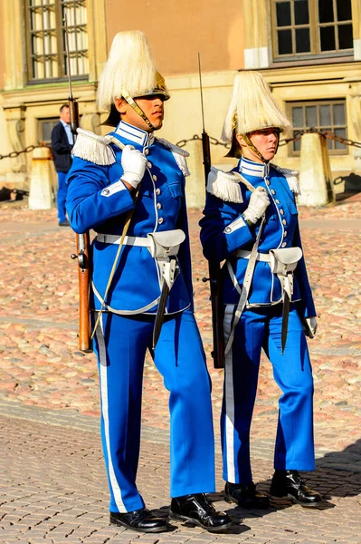Stockholm, İsveç - 13 Eylül 2016: Stockholm Kraliyet Sarayı yakınlarında nöbet değişimi.