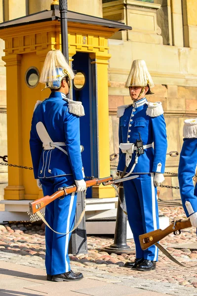 Stockholm, İsveç - 13 Eylül 2016: Stockholm Kraliyet Sarayı yakınlarında nöbet değişimi.