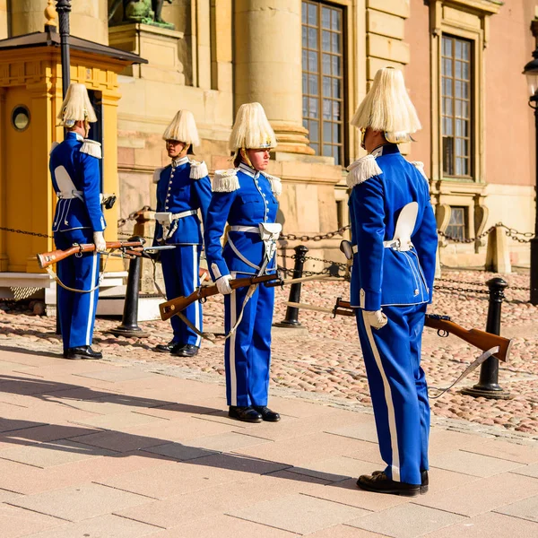 Stockholm, İsveç - 13 Eylül 2016: Stockholm Kraliyet Sarayı yakınlarında nöbet değişimi.