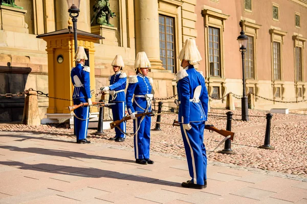 Stockholm, İsveç - 13 Eylül 2016: Stockholm Kraliyet Sarayı yakınlarında nöbet değişimi.