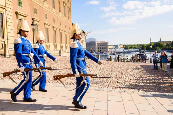 Stockholm, İsveç - 13 Eylül 2016: Stockholm Kraliyet Sarayı yakınlarında nöbet değişimi.