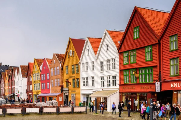 Bergen, Nowray - 14 Eylül 2016: Bergen, Norveç'teki Bryggen bölgesinin Hansa binaları. Bryggen Unesco Dünya Kültür Mirası alanıdır.