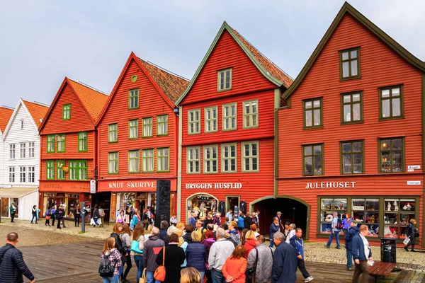 Bergen, Nowray - 14 Eylül 2016: Bergen, Norveç'teki Bryggen bölgesinin Hansa binaları. Bryggen Unesco Dünya Kültür Mirası alanıdır.