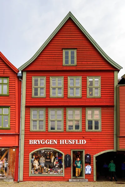 Bergen, Nowray - 14 Eylül 2016: Bergen, Norveç'teki Bryggen bölgesinin Hansa binaları. Bryggen Unesco Dünya Kültür Mirası alanıdır.