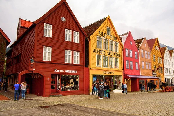 Bergen, Nowray - 14 Eylül 2016: Bergen, Norveç'teki Bryggen bölgesinin Hansa binaları. Bryggen Unesco Dünya Kültür Mirası alanıdır.