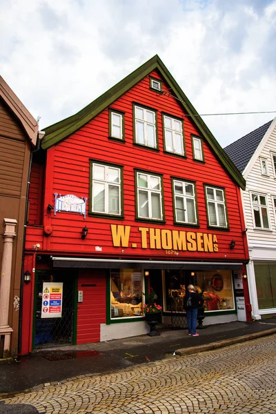 Bergen, Nowray - 14 Eylül 2016: Norveç'in ikinci büyük şehri ve popüler turistik destinasyon Bergen'in mimarisi.