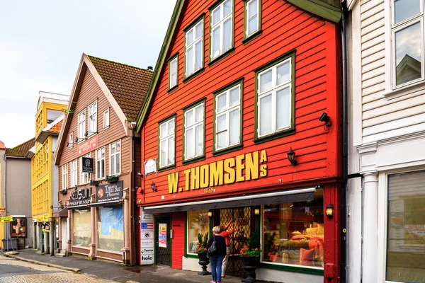 Bergen, Nowray - 14 Eylül 2016: Norveç'in ikinci büyük şehri ve popüler turistik destinasyon Bergen'in mimarisi.