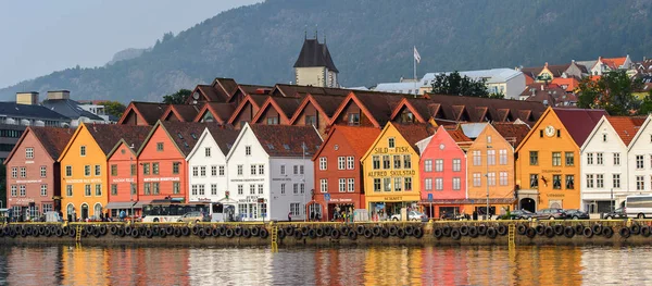 Bergen, Nowray - 14 Eylül 2016: Norveç'in Bergen bölgesindeki Bryggen bölgesinin Renkli Hansa binalarının panoraması. Bryggen Unesco Dünya Kültür Mirası alanıdır.