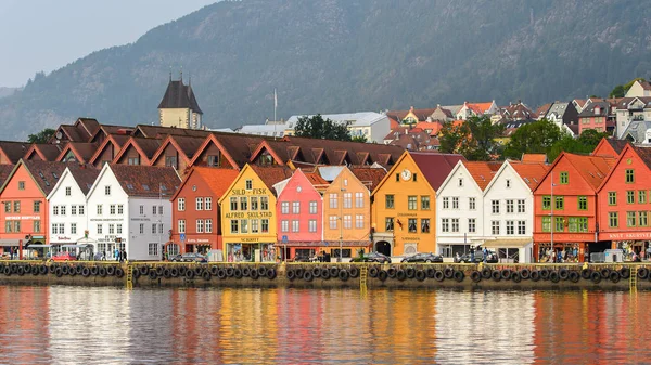 Bergen, Nowray - 14 Eylül 2016: Norveç'in Bergen bölgesindeki Bryggen bölgesinin Renkli Hansa binalarının panoraması. Bryggen Unesco Dünya Kültür Mirası alanıdır.
