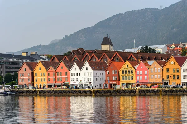 Bergen, Nowray - 14 Eylül 2016: Norveç'in Bergen bölgesindeki Bryggen bölgesinin Renkli Hansa binalarının panoraması. Bryggen Unesco Dünya Kültür Mirası alanıdır.