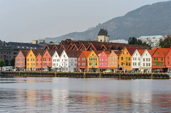 Bergen, Nowray - 14 Eylül 2016: Norveç'in Bergen bölgesindeki Bryggen bölgesinin Renkli Hansa binalarının panoraması. Bryggen Unesco Dünya Kültür Mirası alanıdır.