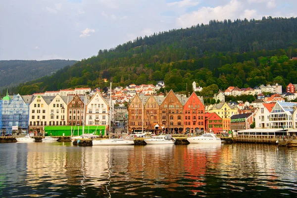Bergen, Nowray - 14 Eylül 2016: Bergen, Norveç'teki Bryggen bölgesinin Hansa binaları. Bryggen Unesco Dünya Kültür Mirası alanıdır.