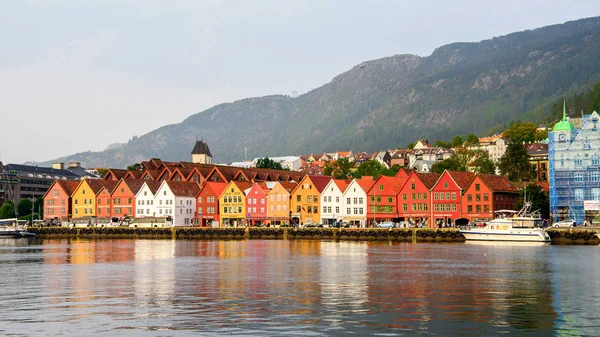 Bergen, Nowray - 14 Eylül 2016: Bergen, Norveç'teki Bryggen bölgesinin Hansa binaları. Bryggen Unesco Dünya Kültür Mirası alanıdır.