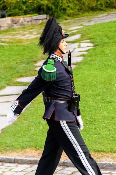 Oslo, Norveç - 16 Eylül 2016: Hapishane olarak kullanılan bir ortaçağ kalesi olan Akershus Kalesi'nin koruyucusu, Oslo, Norveç.