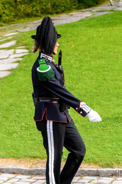 Oslo, Norveç - 16 Eylül 2016: Hapishane olarak kullanılan bir ortaçağ kalesi olan Akershus Kalesi'nin koruyucusu, Oslo, Norveç.