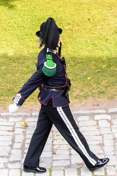 Oslo, Norveç - 16 Eylül 2016: Hapishane olarak kullanılan bir ortaçağ kalesi olan Akershus Kalesi'nin koruyucusu, Oslo, Norveç.