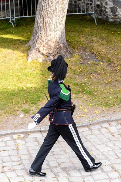 Oslo, Norveç - 16 Eylül 2016: Hapishane olarak kullanılan bir ortaçağ kalesi olan Akershus Kalesi'nin koruyucusu, Oslo, Norveç.