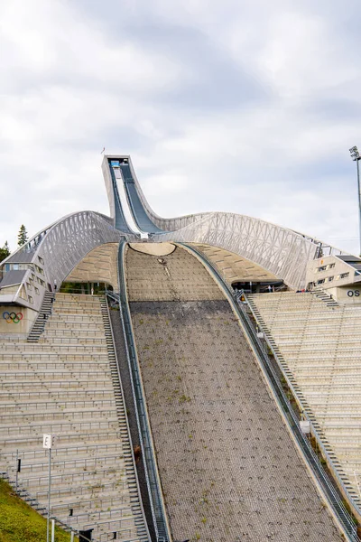Oslo, Norveç - 16 Eylül 2016: Holmenkollen kayakla atlama (Ulusal Arena), Oslo'nun simgesi.