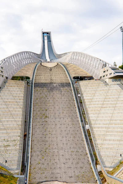 Oslo, Norveç - 16 Eylül 2016: Holmenkollen kayakla atlama (Ulusal Arena), Oslo'nun simgesi.