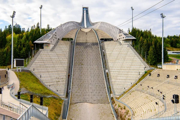 Oslo, Norveç - 16 Eylül 2016: Holmenkollen kayakla atlama (Ulusal Arena), Oslo'nun simgesi.